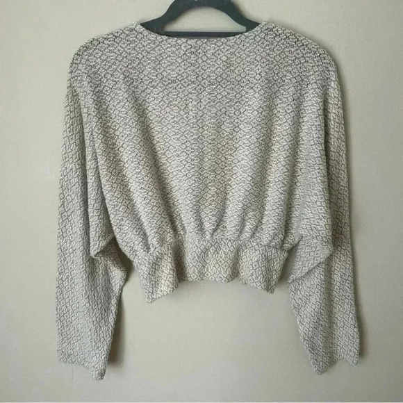 Urban Outfitter Beige Ivory Cropped V-Neck Long Sleeve Sweater Size Medium - Picture 5 of 6